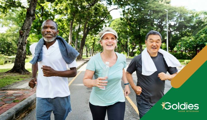 Três pessoas correndo em um caminho arborizado, sorrindo e parecendo alegres, ilustrando o post "Atividade física na Terceira idade: Nunca é tarde para começar"