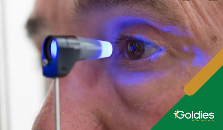 Close do olho de uma pessoa sendo examinada com um dispositivo de luz azul, ilustrando o post "Glaucoma"