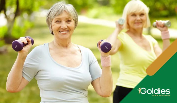 Duas mulheres estão se exercitando ao ar livre, cada uma segurando pequenos halteres, ilustrando o post "O que é Osteoporose? Diagnóstico e Prevenção"
