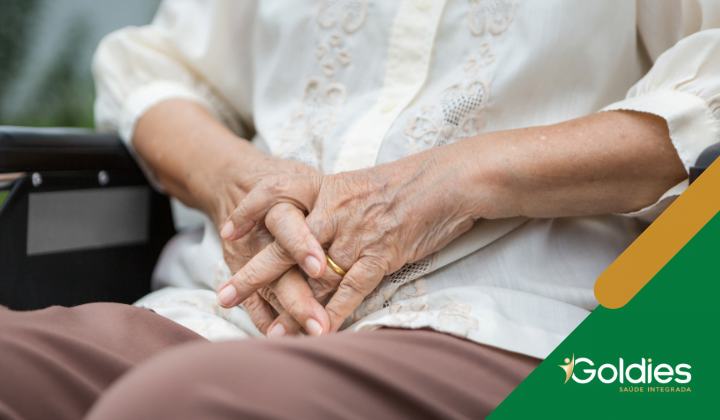 Close nas mãos de uma idosa sentada, ilustrando o post "Saúde do maduro: cresce o número de seniores com doenças crônicas"