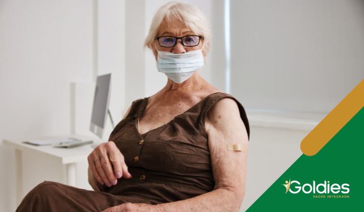 Imagem de uma senhora sentada em um consultório médico, utilizando uma máscara de proteção, ilustrando o post "Como ficam os maduros após o Covid-19?"