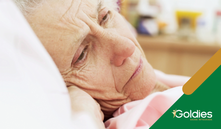 Idoso deitado, com olhar pensativo, ilustrando o post "A pandemia deixou os maduros ainda mais sedentários"