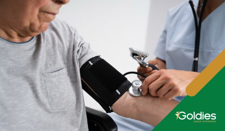 Homem adulto tendo sua pressão arterial aferida, ilustrando o artigo "Sinais de pressão alta em adultos: Saiba tudo sobre o assunto"