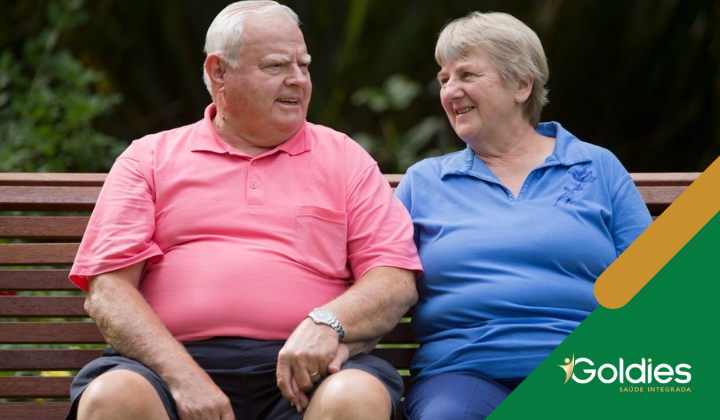 Casal idoso obeso sentado em um banco de praça, ilustrando o artigo "Obesidade em Idosos e suas Principais Consequências"