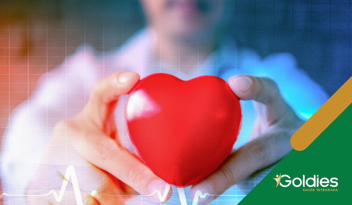 uma pessoa segurando um coração vermelho, simbolizando cuidados com a saúde, especialmente do coração, ilustrando o post "Batimentos cardíacos normais para idosos: saiba tudo sobre o assunto"