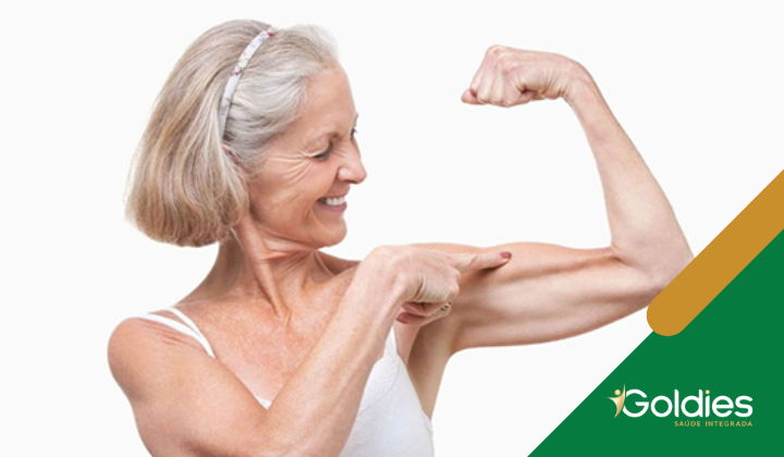 Mulher idosa exibindo seus músculos, ilustrando o artigo "O que é Sarcopenia e qual é a sua relação com o envelhecimento?ä