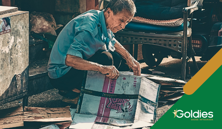 Idosa em meio a diversos itens acumulados ilustrando o artigo "Síndrome de Diógenes: Conheça os Sinais, Causas e Tratamentos"