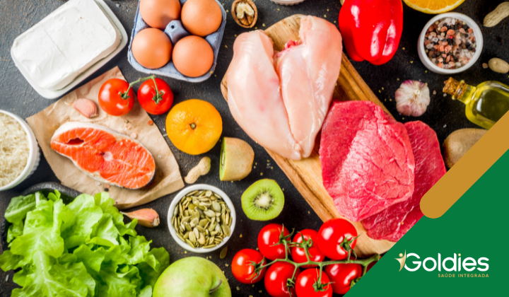 Visão superior de uma bancada com frutas, legumes, vegetais e proteínas, ilustrando o post "Dieta Saudável na Terceira Idade"